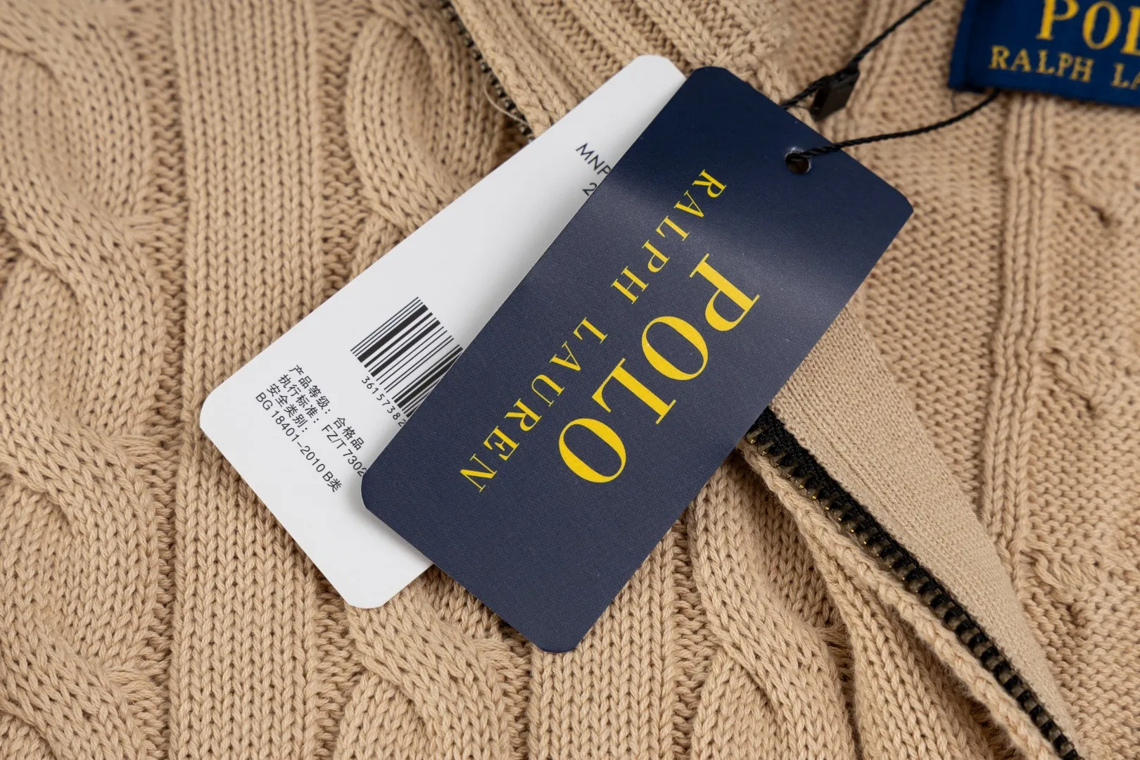 P236 #R92 RALPH LAUREN Ralph Lauren fifteen colors classic small label embroidery logo turtleneck pullover half-zip knitted cable sweater with high-density LOGO embroidery on the chest and original customized tag accessories. Made of pure cotton yarn, pure cotton is skin-friendly and comfortable, small label war horse embroidered twist turtleneck sweater 🐎 high quality, follow the blogger to learn how to wear it! Let’s buy a Ralph Lauren cable sweater. It’s a super hard-to-find series after it became popular. It’s hard to find one on the official website. It’s simple and practical to wear, with a lazy and loose feel. The thickened fabric has more texture, feels soft and delicate, and has a loose fit. Whether worn alone or layered, you can wear different styles of fashion with just one piece!   Size：XS S M L